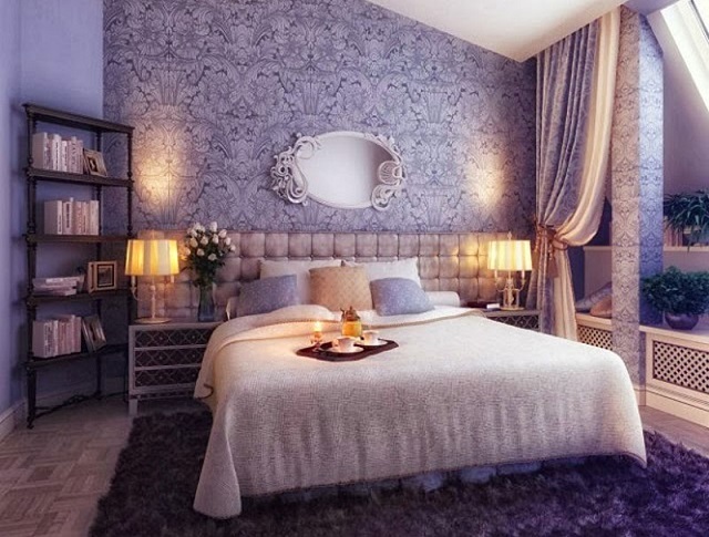 Интерьер фиолетовой спальни с обоями двух видов кремовый и фиолетовый