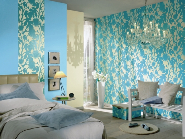 От дизайна стен во многом зависит общий интерьер помещения спальни с обоями двух видов