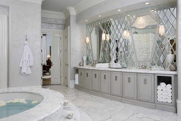Фешенебельная ванная комната с зеркальной стеной