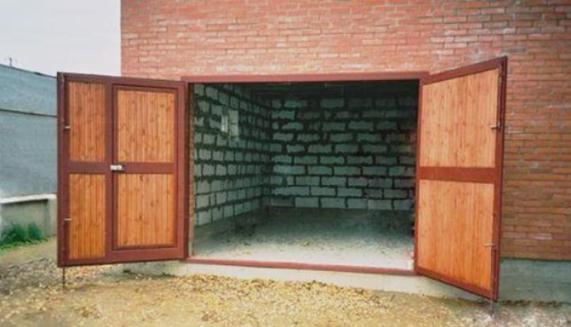 Распашные гаражные ворота Комбинированные с дверью гаражные ворота