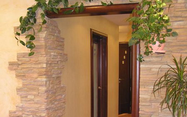 Дверной проем, облицованный декоративным камнем