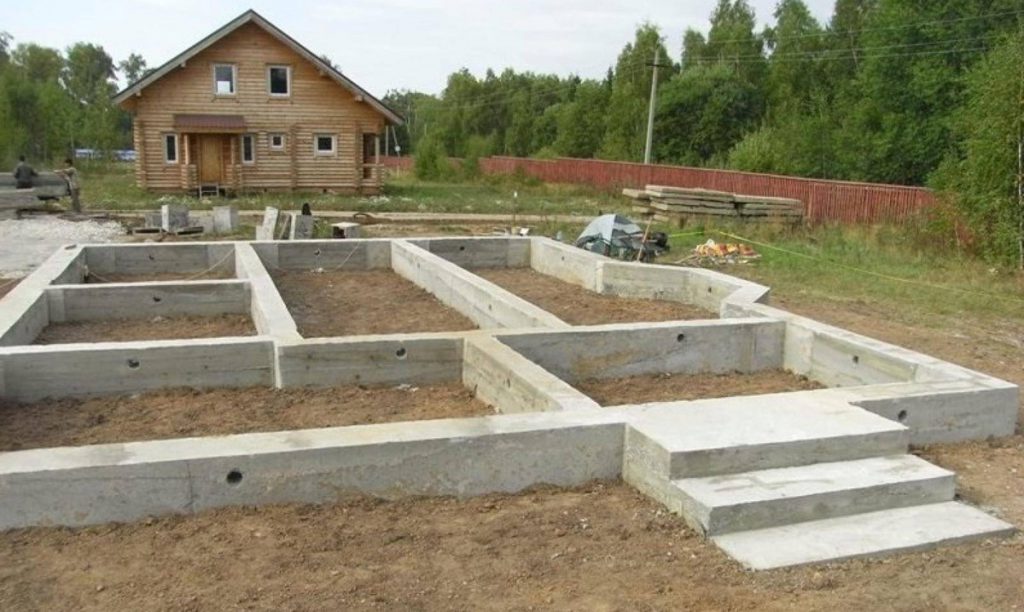 Под скандинавский может подойти ленточный фундамент по периметру на фото.