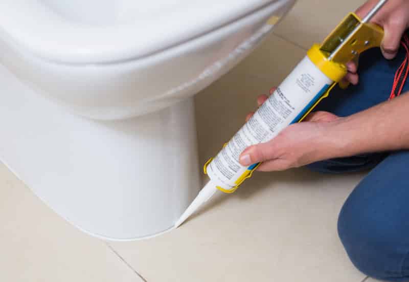 Затирка швов силиконовым герметиком рекомендуется в местах пролегания плитки с унитазом, ванной и т.п.