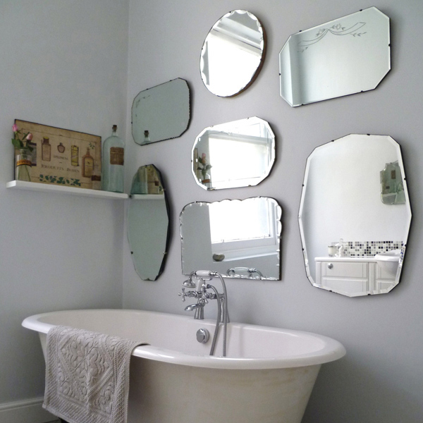 Стена в зеркалах в ванной