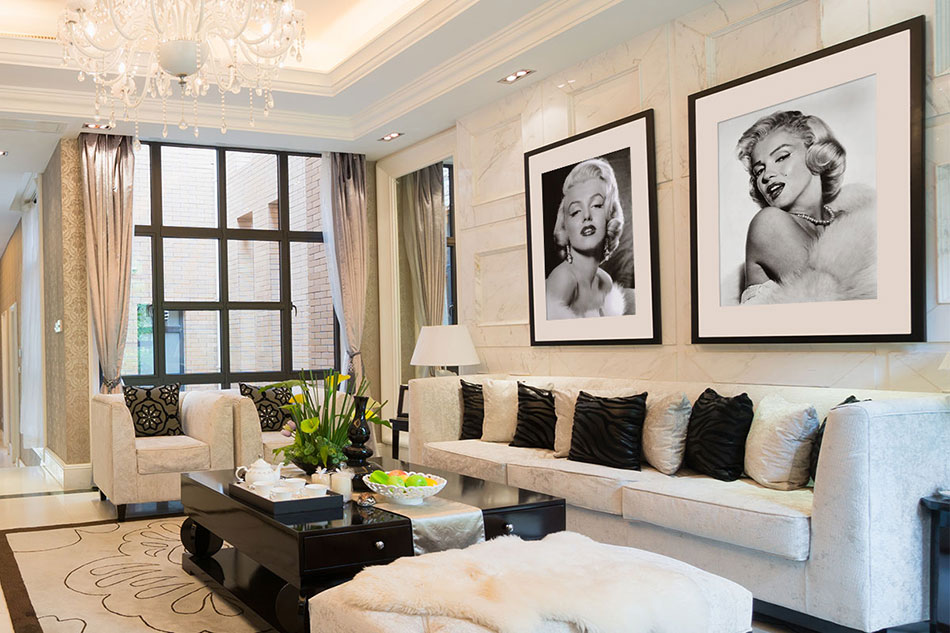 Черно-белые постеры с Мэрилин Монро в черных рамах с паспарту в монохромной гостиной в стиле ар-деко