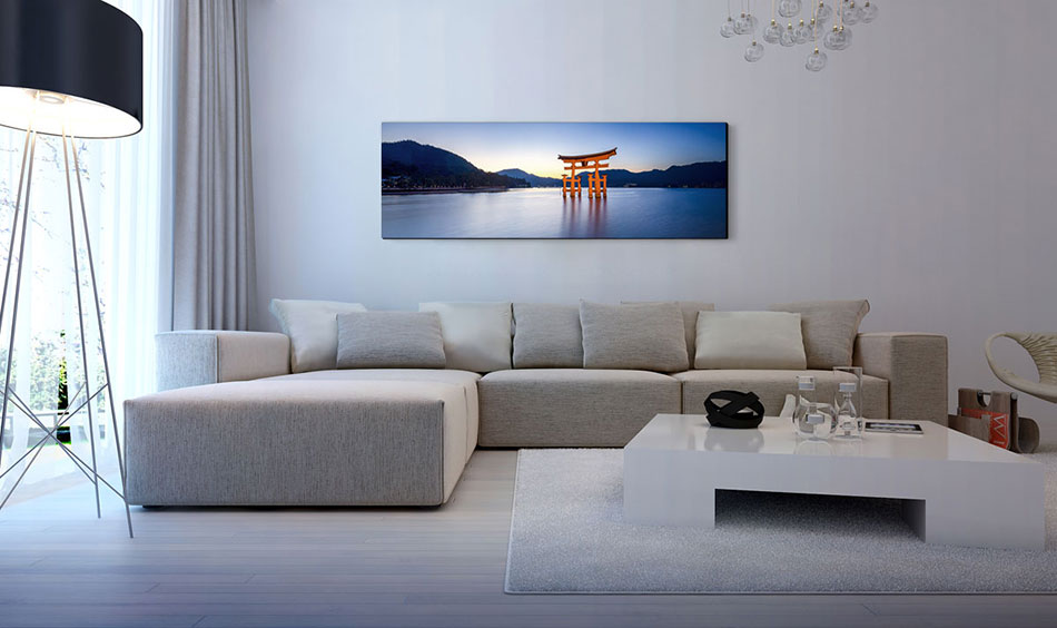 Панорама с аркой тории на галерейном подрамнике в гостиной в японском стиле над диваном