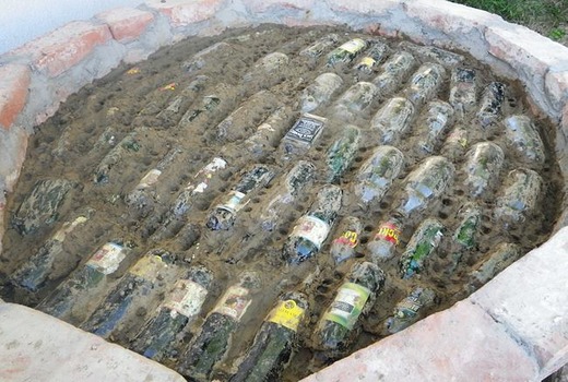 Бутылки в растворной смеси 