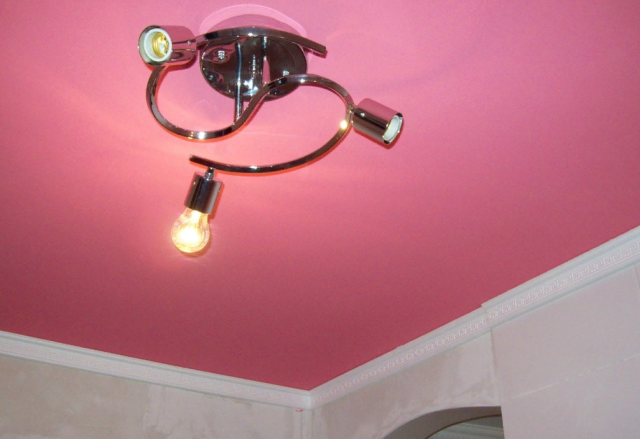 Розовый натяжной потолок: фото в интерьере