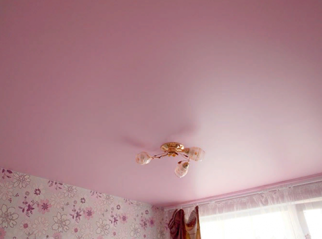 Розовый натяжной потолок: фото в интерьере