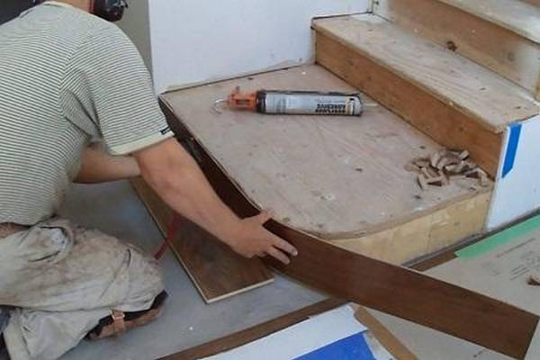 ΠΡΠ΄Π΅Π»ΠΊΠ° Π»Π΅ΡΡΠ½ΠΈΡΡ Π»Π°ΠΌΠΈΠ½Π°ΡΠΎΠΌ: Π΄Π΅ΡΠ΅Π²ΡΠ½Π½ΠΎΠΉ, ΠΌΠ΅ΡΠ°Π»Π»ΠΈΡΠ΅ΡΠΊΠΎΠΉ ΠΈ Π±Π΅ΡΠΎΠ½Π½ΠΎΠΉ