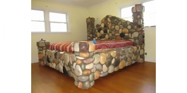 каменная кровать
