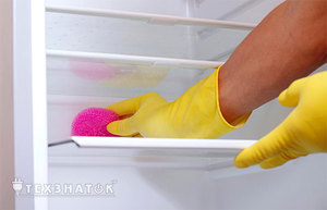 Перед тем, как начать эксплуатацию нового холодильника, его следует также вымыть.