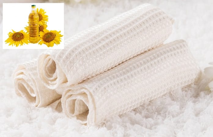 Стираем кухонные полотенца с помощью растительного масла