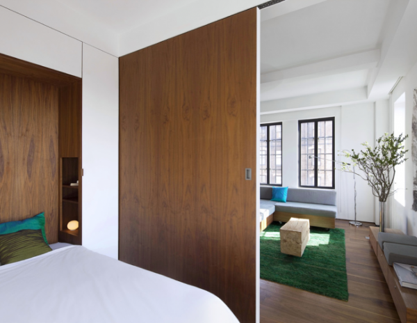 деревянная перегородка в интерьере спальни гостиной