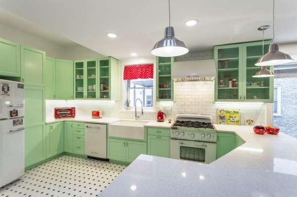 Зеленая угловая кухня в частном доме - современный дизайн на фото