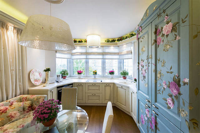 дизайн кухни в стиле прованс с цветочными мотивами