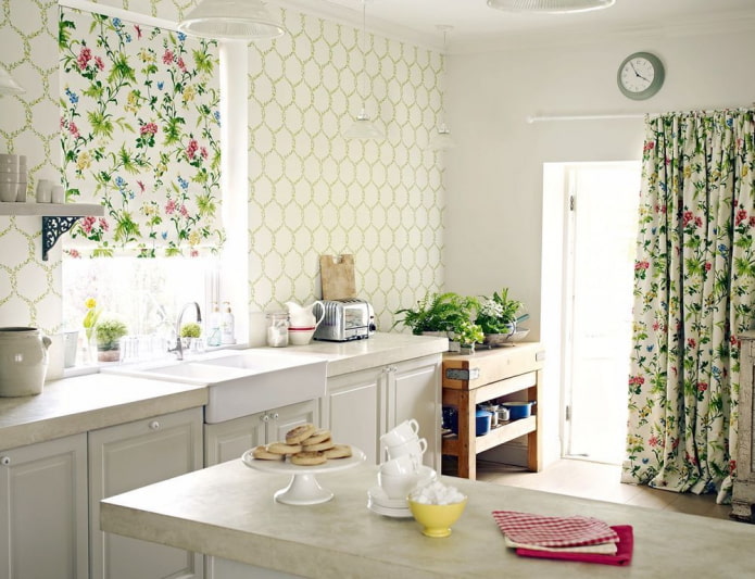 занавески с цветами в интерьере кухни