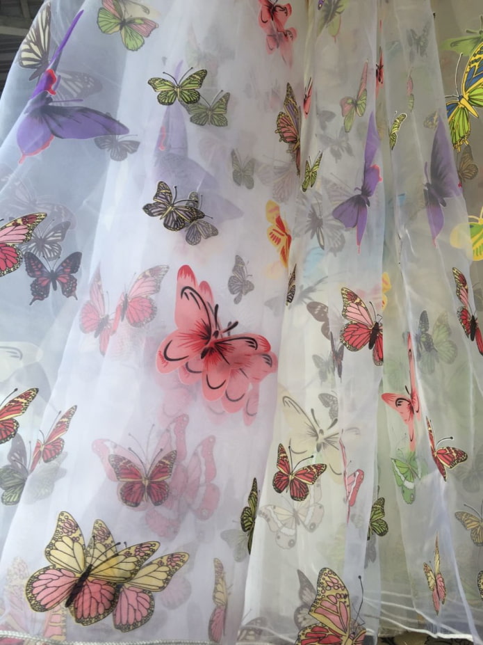 полупрозрачные занавески с рисунком в виде бабочек