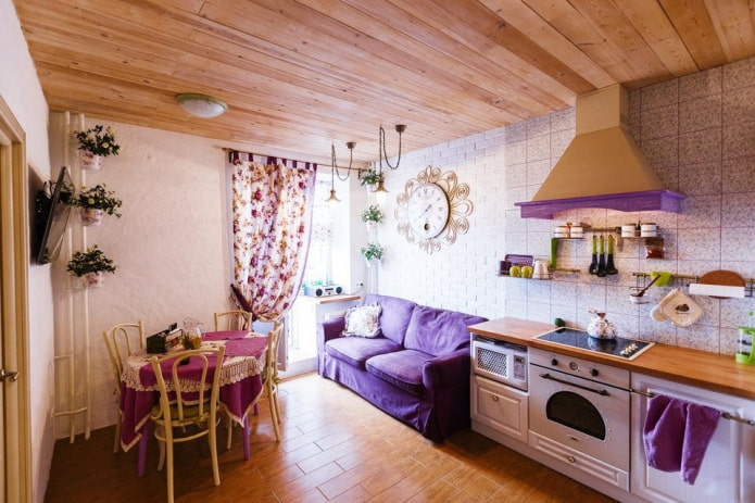 компактный диванчик в фиолетовых тонах на кухне