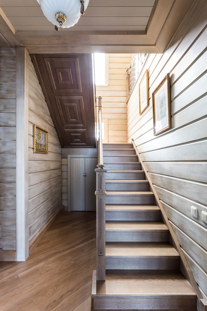 деревянная лестница в интерьере частного дома