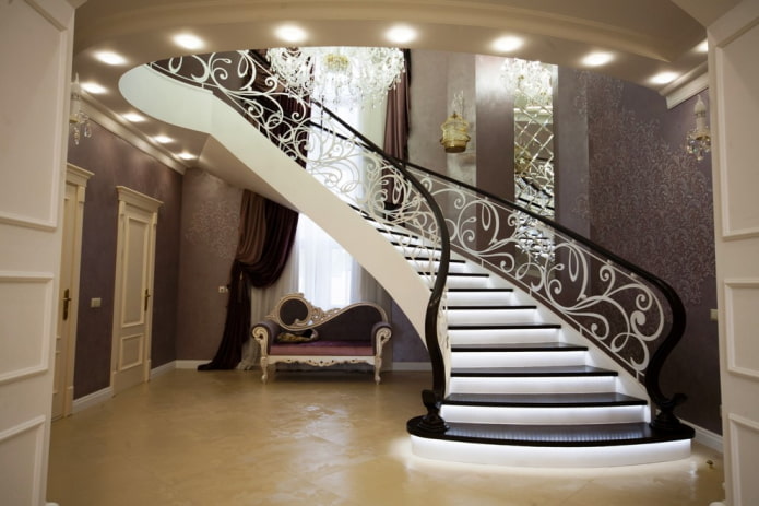 лестница в интерьере дома в классическом стиле
