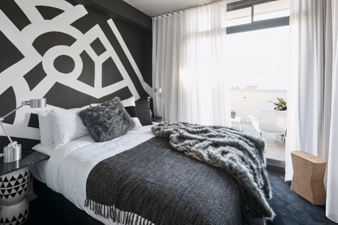текстиль в интерьере спальни в черно-белых тонах