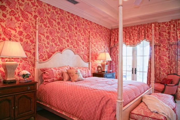 интерьер спальни в розово-красных тонах