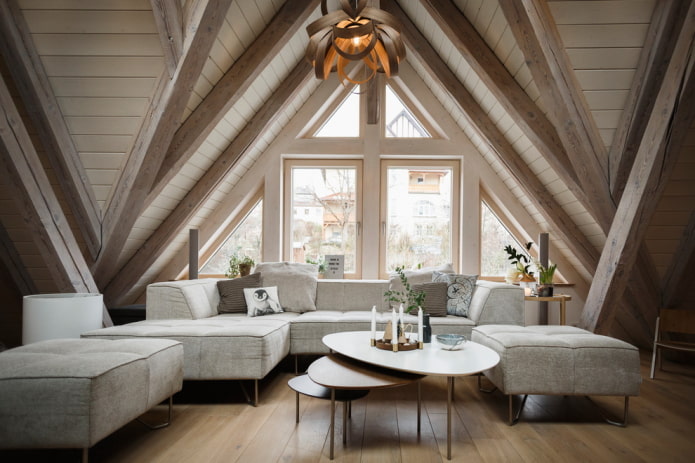 Гостиная в скандинавском стиле в деревянном доме с вагонкой
