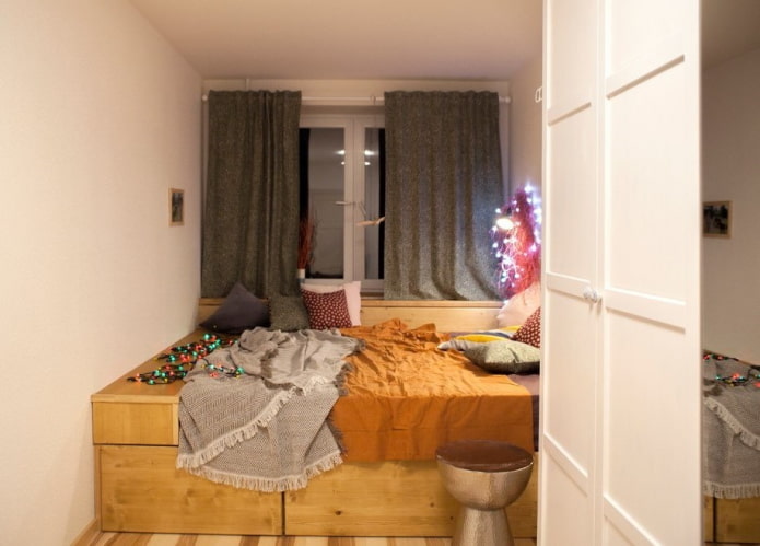 кровать на подиуме в маленькой комнате