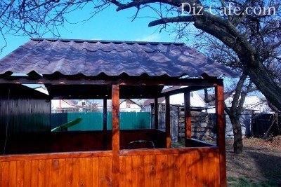 Цветной шифер на крыше беседки Цветной шифер на крыше беседки