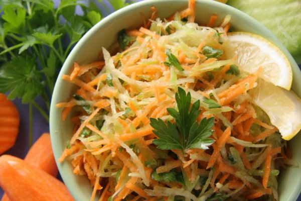 Салат из брюквы с морковью
