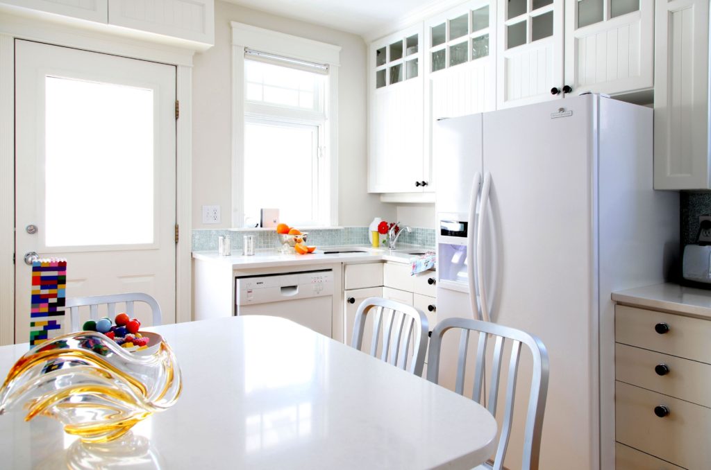 Холодильник белого цвета в интерьере белой кухни