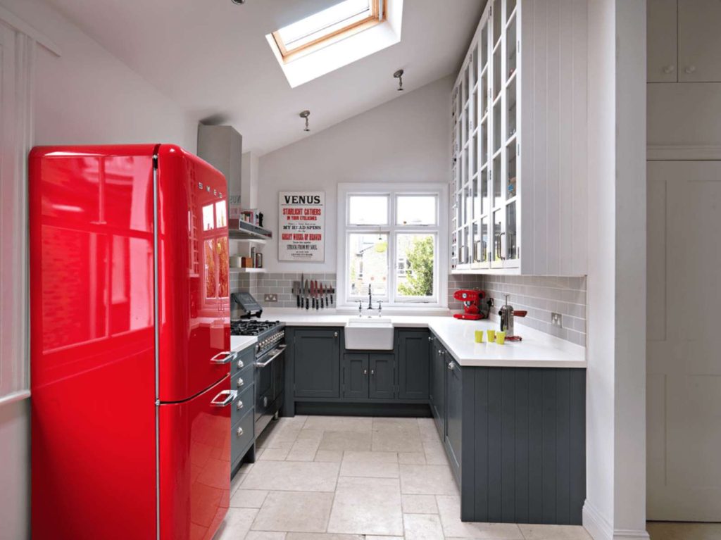 Холодильник красного цвета в интерьере белой кухни 