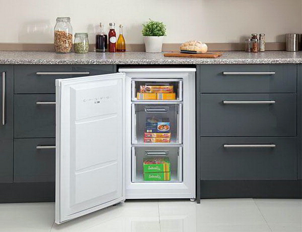 Холодильник с одной камерой в интерьере кухни