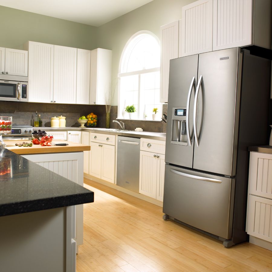 Холодильник в интерьере кухни серебристого цвета