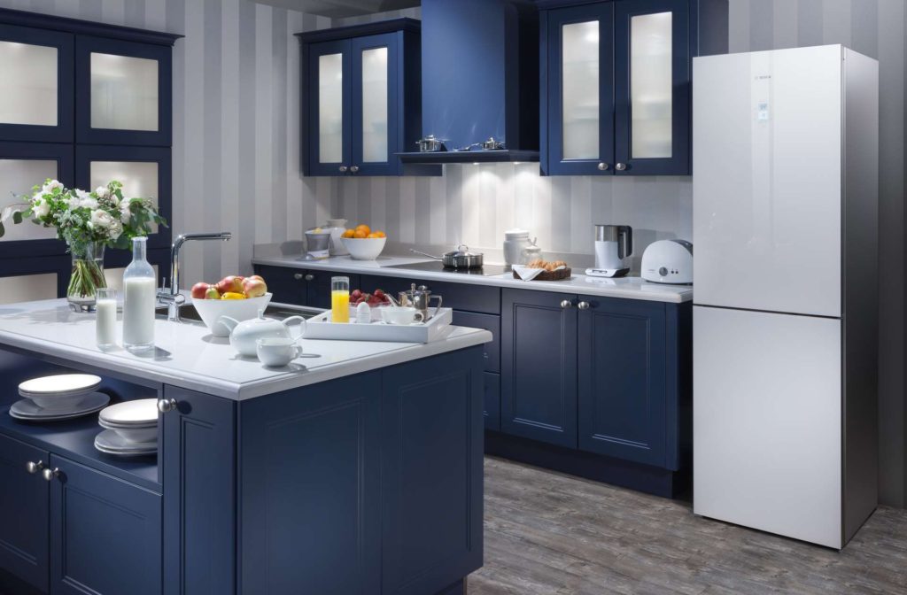 Холодильник в интерьере кухни в темно-синем колорите