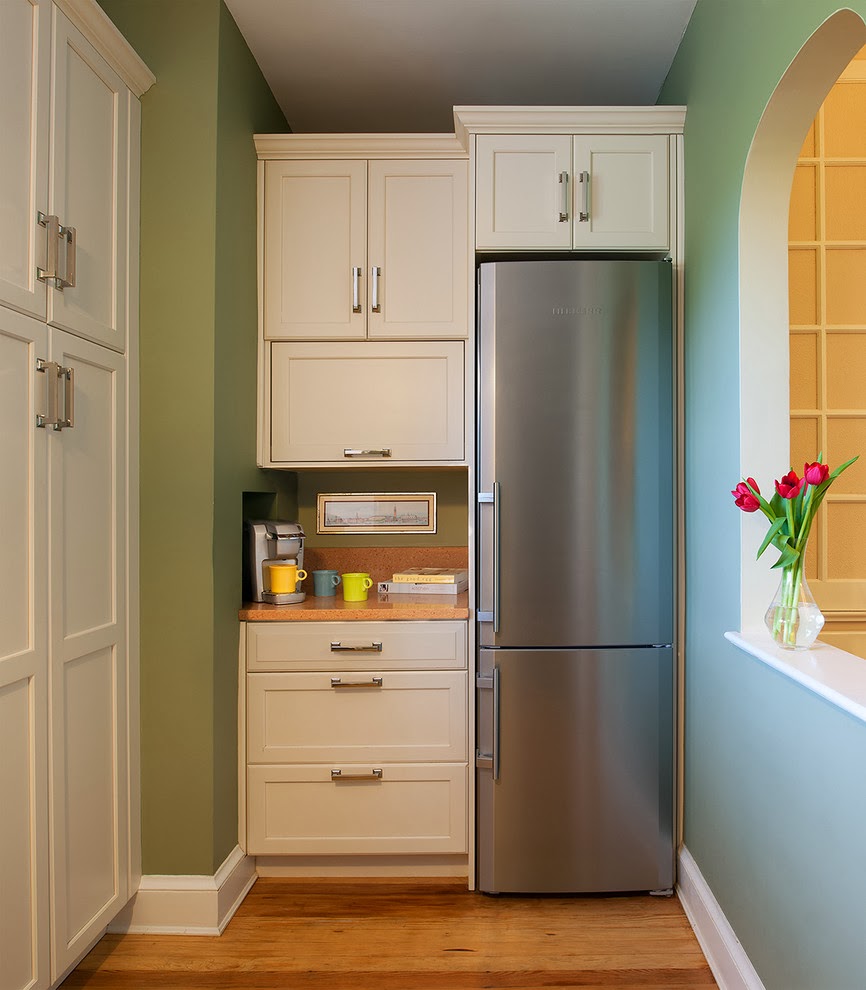 Холодильник в интерьере кухни, встроенный в шкаф