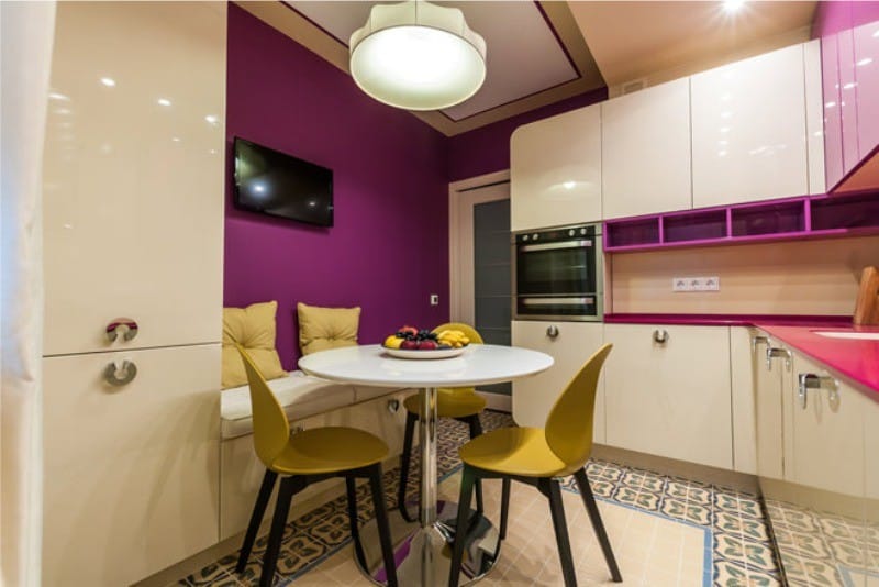 Фиолетовая кухня с золотыми и желтыми оттенками