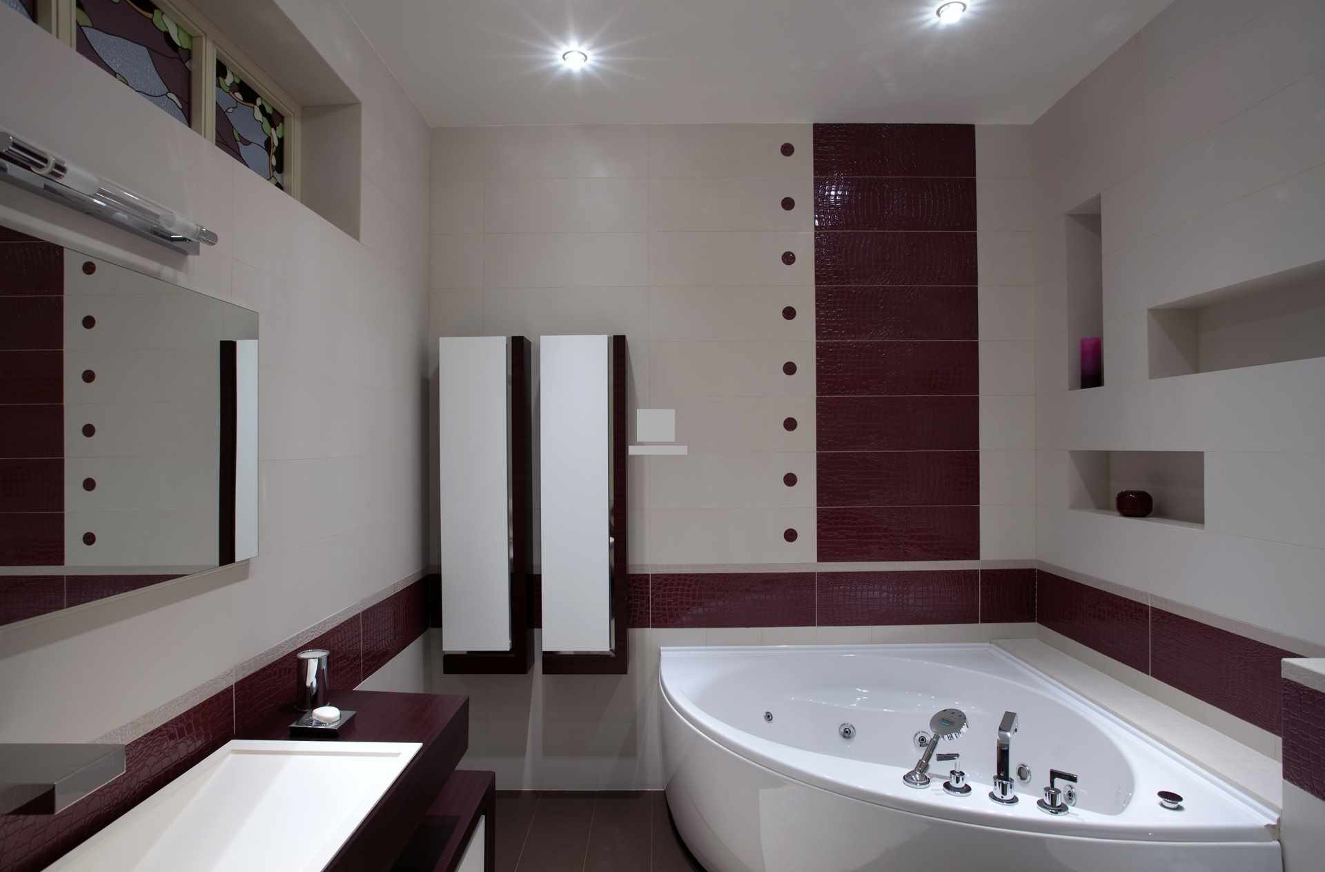 идея красивого декора ванной комнаты с угловой ванной