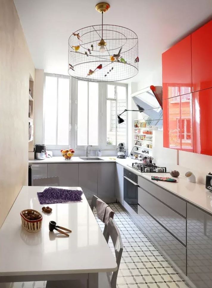 Люстра в виде клетки с птицами в дизайне кухни 5 кв метров