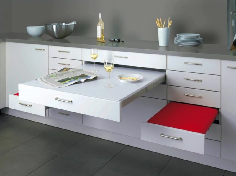 Выдвижная мебель в дизайне маленькой кухни