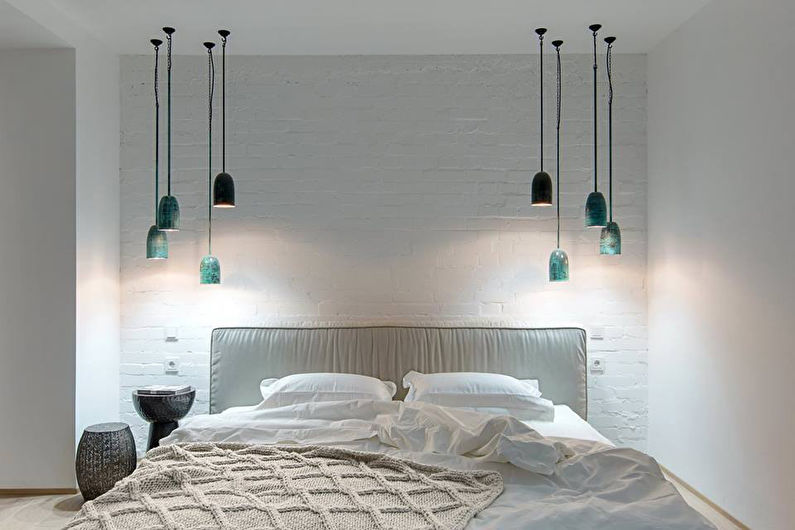 Подвесные светильники над кроватью в спальне