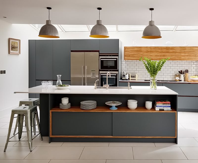 Сочетание серого цвета с деревянными поверхностями в кухне