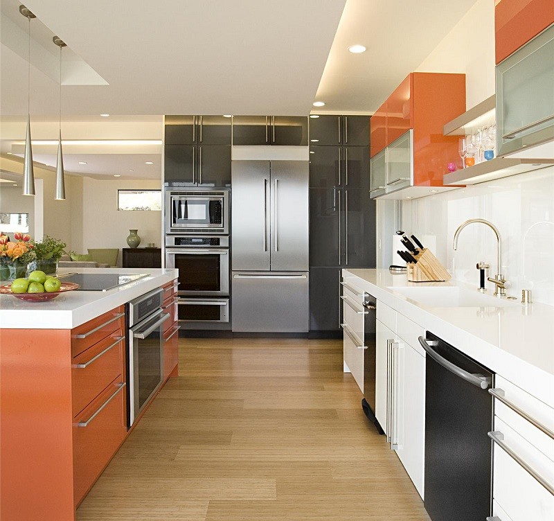 Дизайн большой кухни с оранжевой мебелью