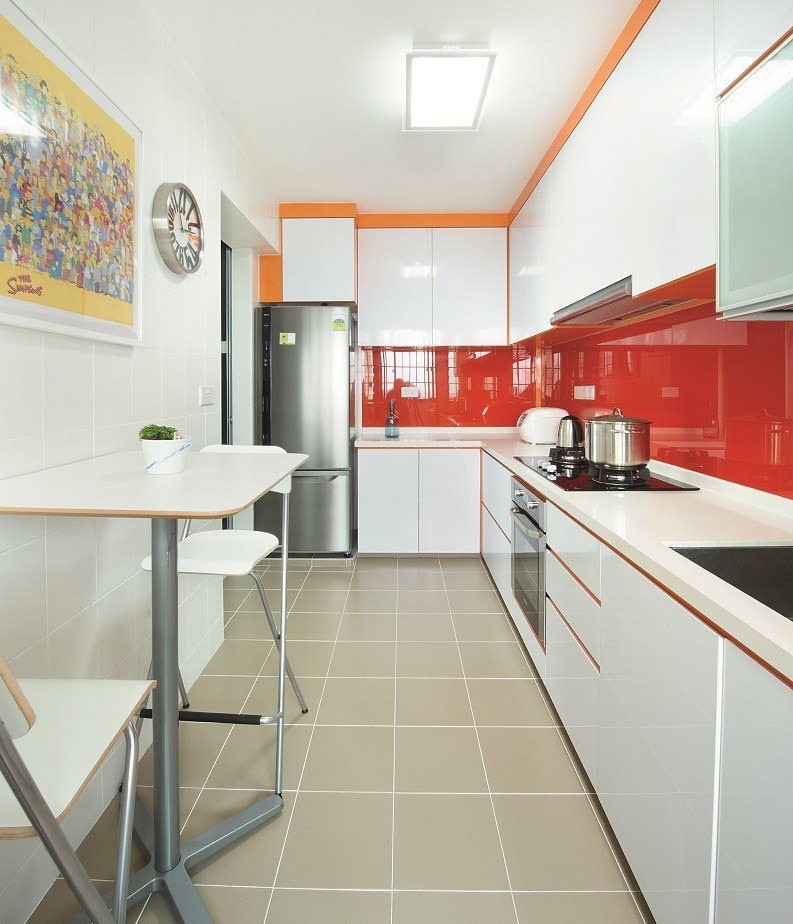 Красный фартук в узкой кухне с угловым гарнитуром