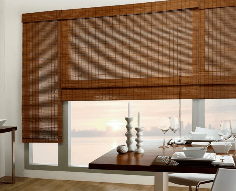 Бамбуковые шторы на окне кухни-гостиной
