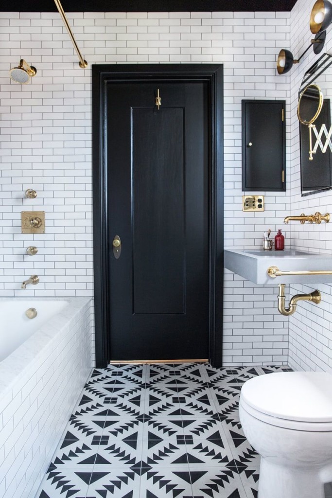 Мозаичный пол ванной комнаты из черно-белой плитки