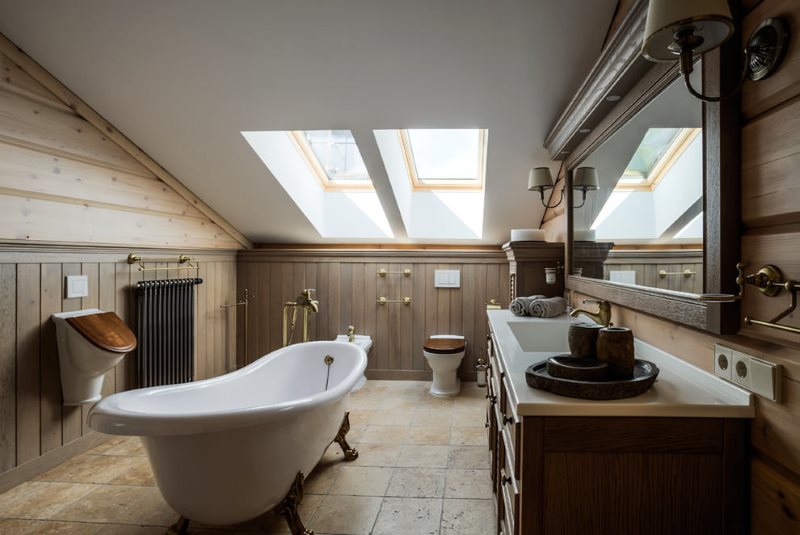 Дизайн ванной комнаты в мансарде деревянного дома
