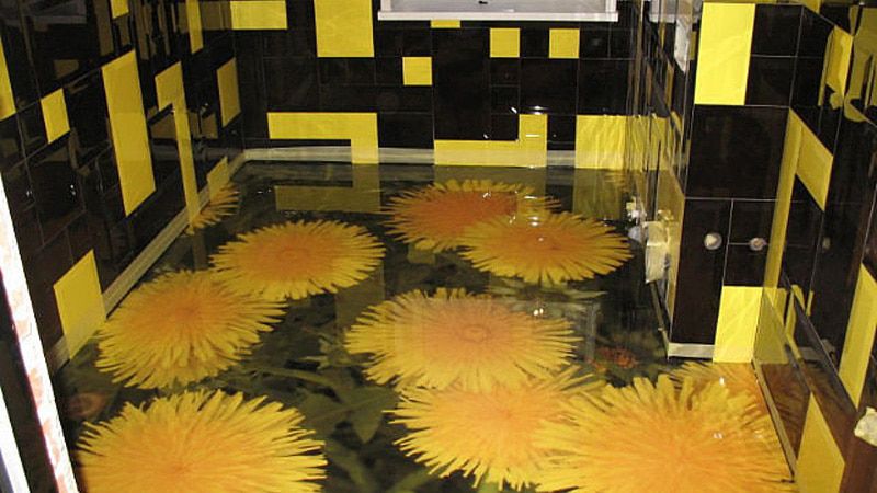 Желтые цветы на эпоксидном полу в ванной комнате