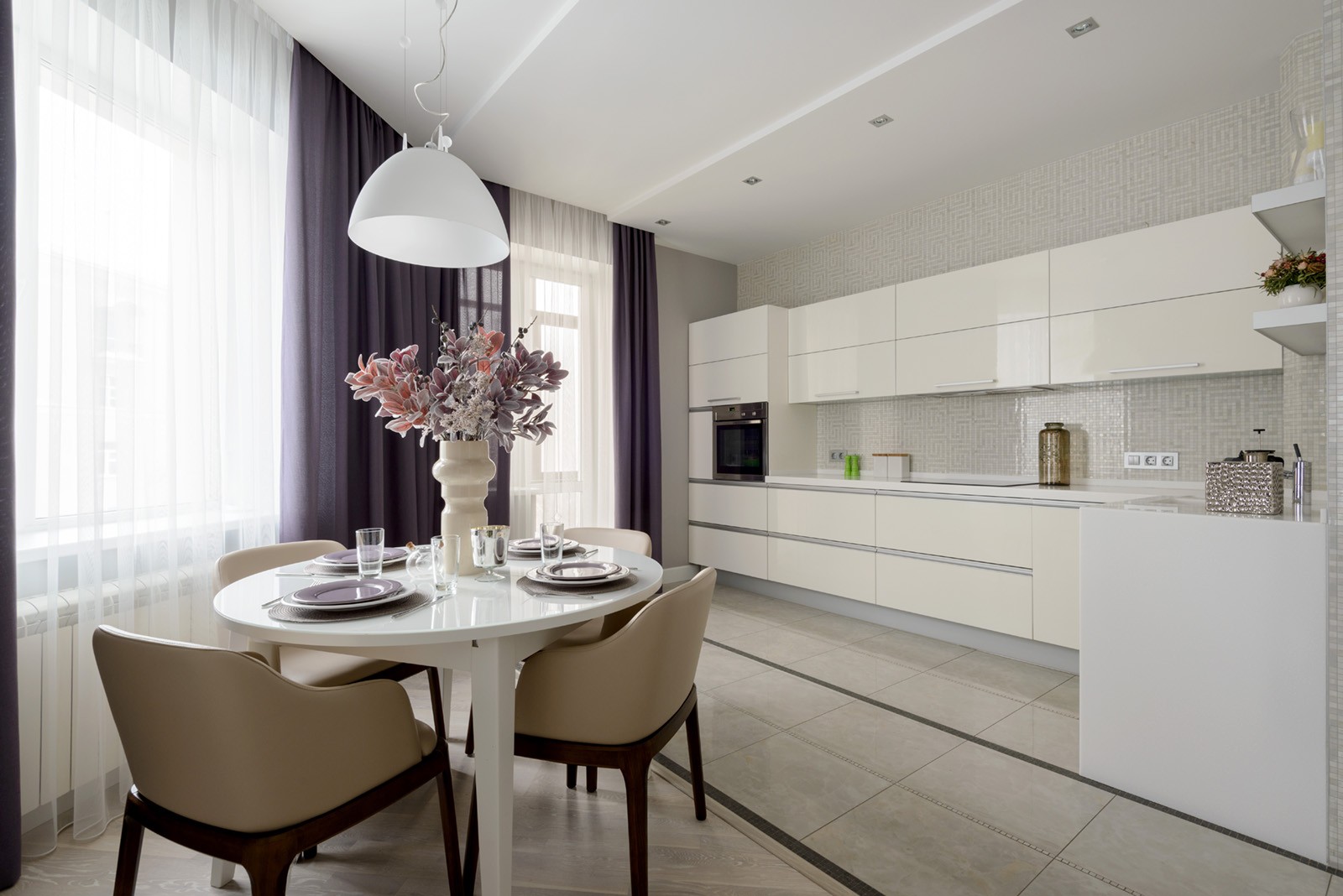 Дизайн кухни в современном стиле в светлых тонах угловая 12 кв с диваном